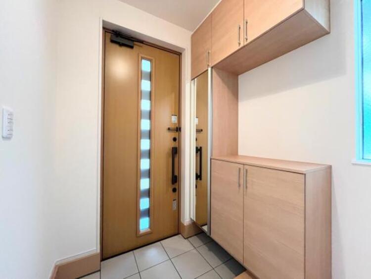 その他 ●〇住まいの第一印象を決める玄関スペース。収納力が高い下足入れを設置しており、高級感と清潔感を演出しました。小窓からの採光で明るい設計です。気持ちの良い気分でお出かけする事ができ、帰宅時も良い気分〇●