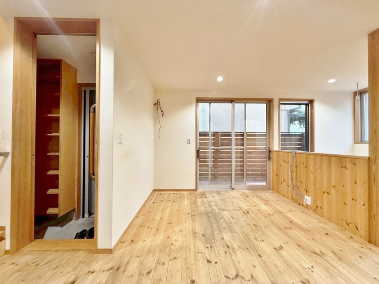 居間 居心地の良い空気感は、暮らしのステージを彩り、心からのやすらぎと満足感を与えてくれます。