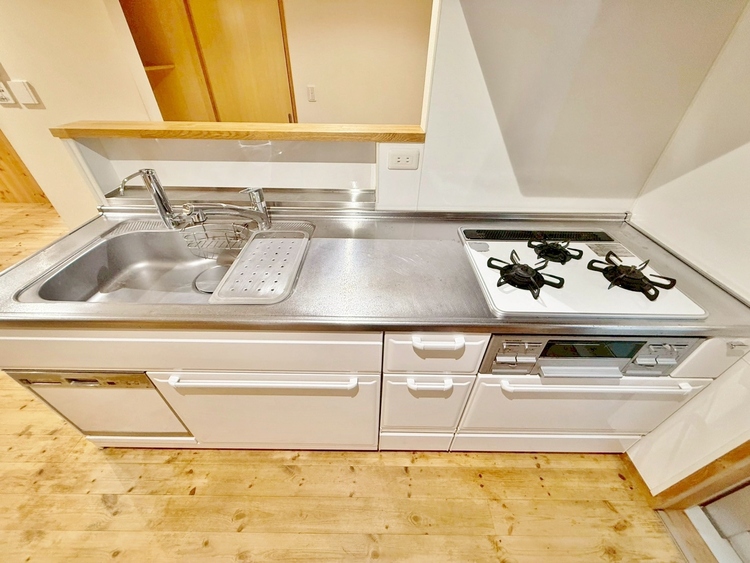 キッチン スマートな意匠と充実の機能を備えたキッチンが、暮らしにおいしい彩りを添えます。