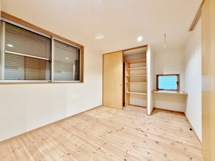 寝室 ベッドも十分に設置するスペースがあります。