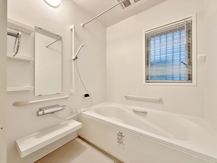 風呂 一日の疲れを癒すバスルームは、心地よいリラックスを叶える清潔感溢れる空間です。