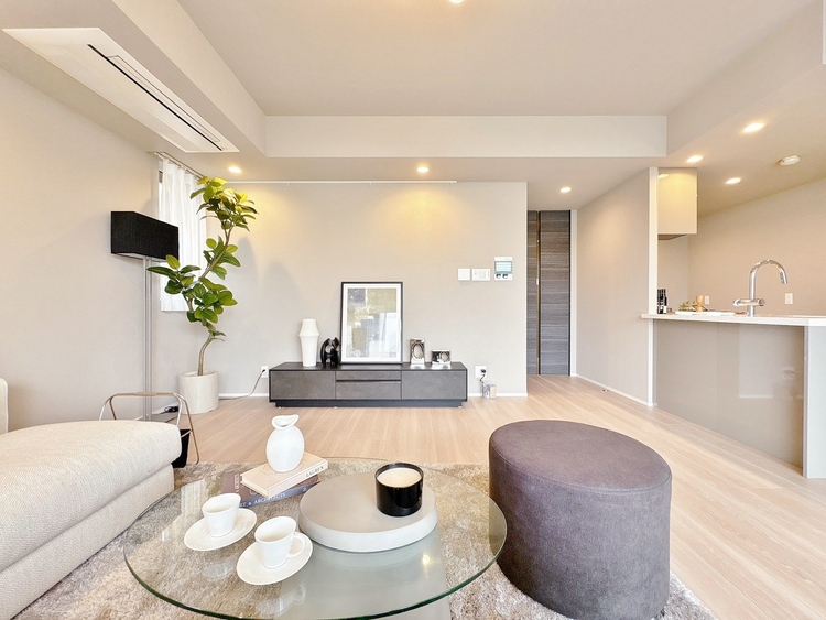 居間 居心地の良い空気感は、暮らしのステージを彩り、心からのやすらぎと満足感を与えてくれます。