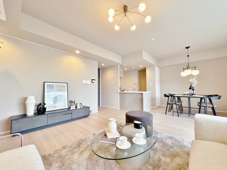 居間 飾り過ぎないシンプルな内装と偏り過ぎないデザインで統一しました。