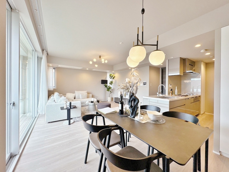 居間 快適に過ごす毎日を求めて、暮らしの中でご自身の「マイホーム」に創り上げてください。