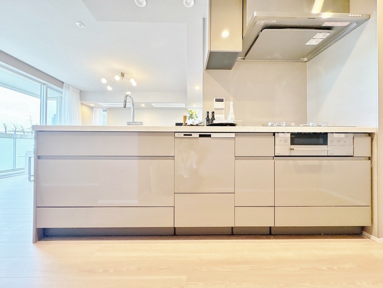 キッチン スマートな意匠と充実の機能を備えたキッチンが、暮らしにおいしい彩りを添えます。