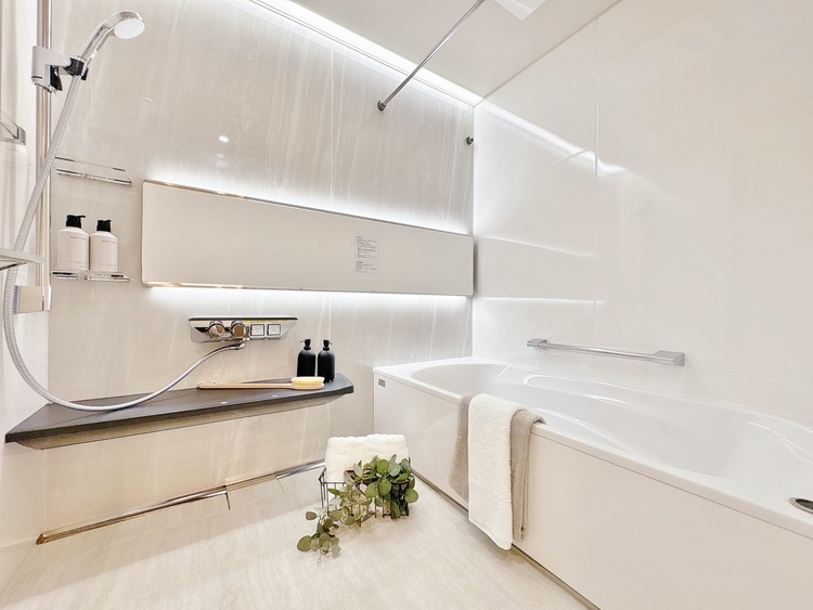 風呂 一日の疲れを癒すバスルームは、心地よいリラックスを叶える清潔感溢れる空間です。