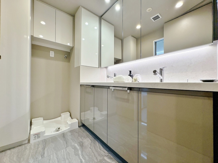 洗面 清潔感と心地よさを重視した、上質感漂うパウダールーム。