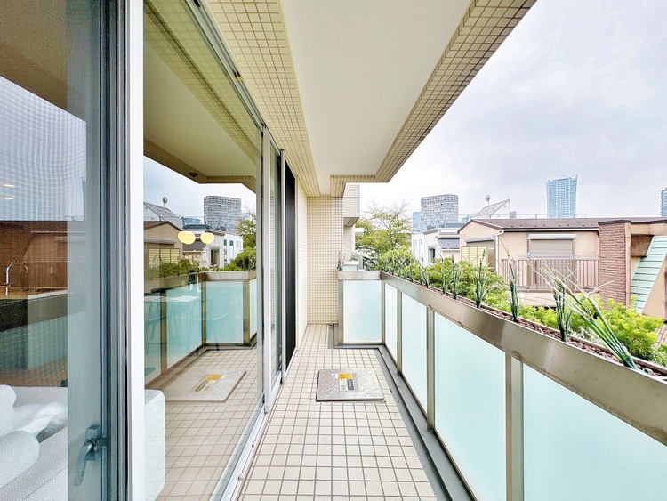 バルコニー 暮らしの中で、光と風を演出してくれるバルコニー。