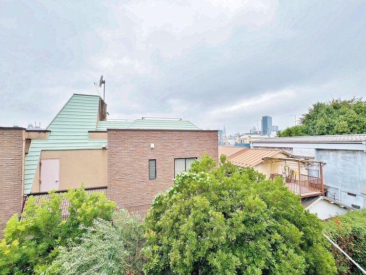 バルコニー 窓を開けると広がる青空。心をリフレッシュして日々を過ごしていきましょう。