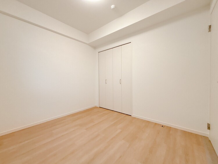 寝室 ベッドも十分に設置するスペースがあります。