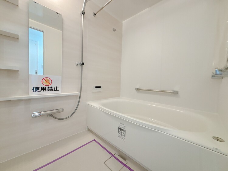 風呂 一日の疲れを癒すバスルームは、心地よいリラックスを叶える清潔感溢れる空間です。