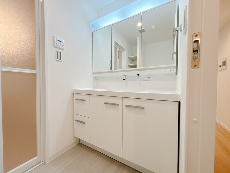 洗面 何かと物が増える場所だからこそ、スッキリと見映えの良い空間に。