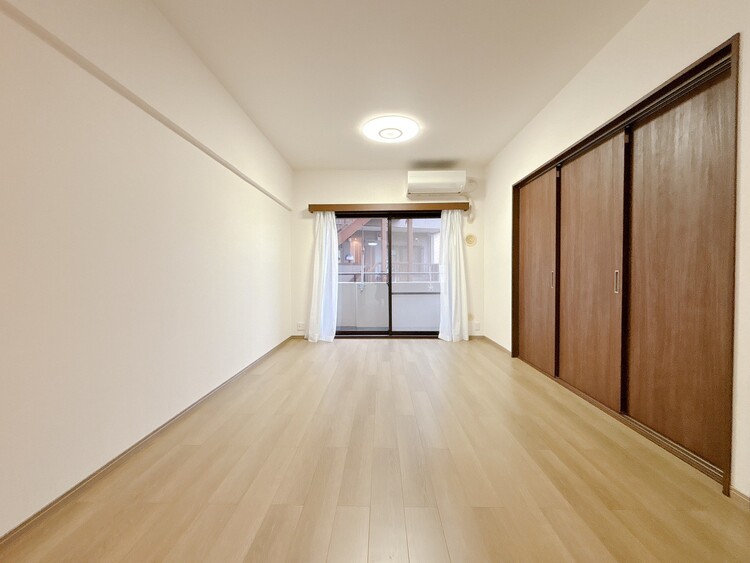 居間 忙しく過ぎゆく日常を置き去るほど、ゆったりした時間が流れるリビング。