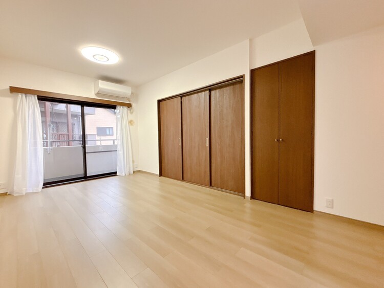 居間 居心地の良い空気感は、暮らしのステージを彩り、心からのやすらぎと満足感を与えてくれます。