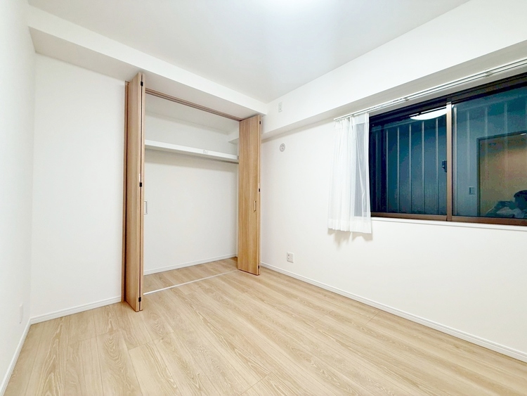 寝室 ベッドも十分に設置するスペースがあります。