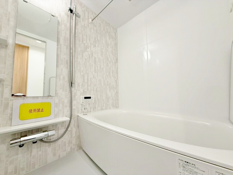 風呂 一日の疲れを癒すバスルームは、心地よいリラックスを叶える清潔感溢れる空間です。