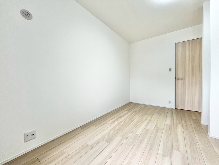 寝室 ベッドも十分に設置するスペースがあります。