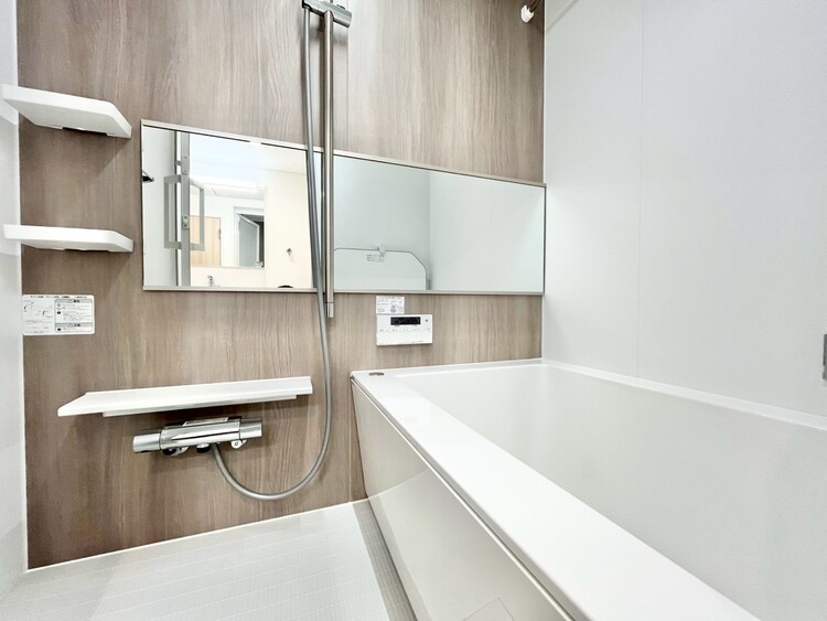 風呂 一日の疲れを癒すバスルームは、心地よいリラックスを叶える清潔感溢れる空間です。