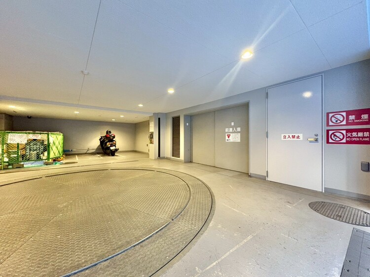 駐車場 本物件の駐車スペースです。車種制限のある場合もございますので、お気軽にお問い合わせくださいませ。