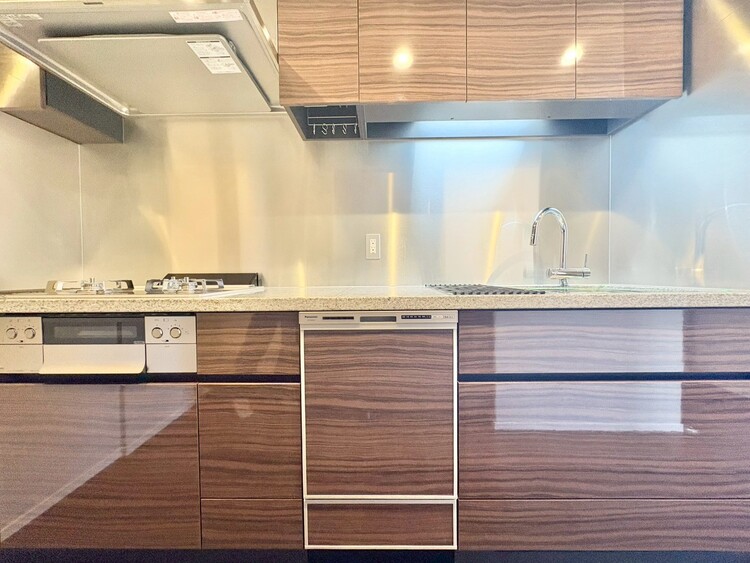 キッチン スマートな意匠と充実の機能を備えたキッチンが、暮らしにおいしい彩りを添えます。