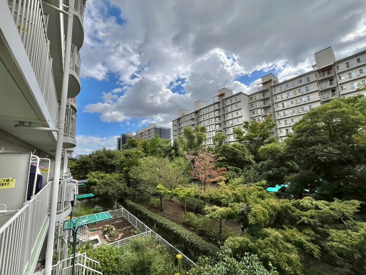 バルコニー 窓を開けると広がる青空。心をリフレッシュして日々を過ごしていきましょう。