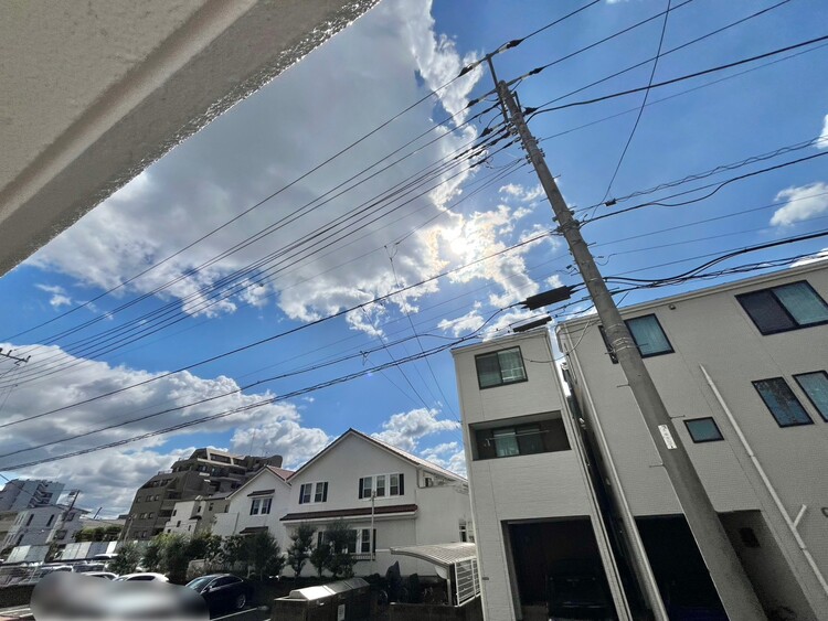 バルコニー 窓を開けると広がる青空。心をリフレッシュして日々を過ごしていきましょう。