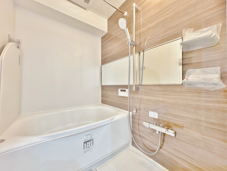 風呂 一日の疲れを癒すバスルームは、心地よいリラックスを叶える清潔感溢れる空間です。