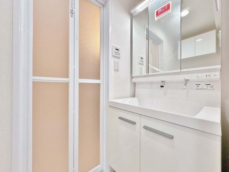 洗面 何かと物が増える場所だからこそ、スッキリと見映えの良い空間に。