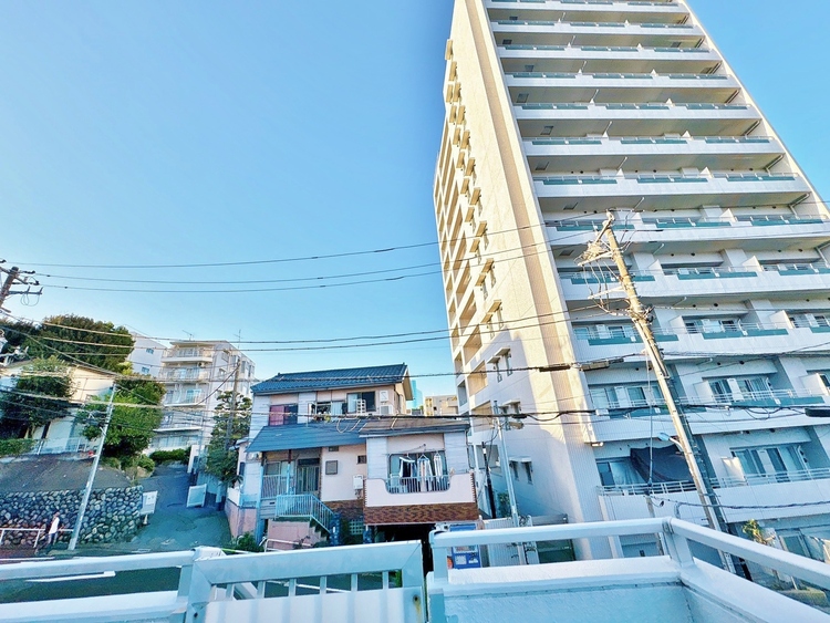 バルコニー 窓を開けると広がる青空。心をリフレッシュして日々を過ごしていきましょう。