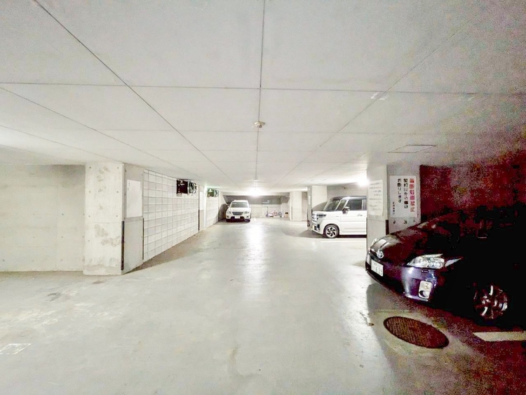 駐車場 本物件の駐車スペースです。車種制限のある場合もございますので、お気軽にお問い合わせくださいませ。