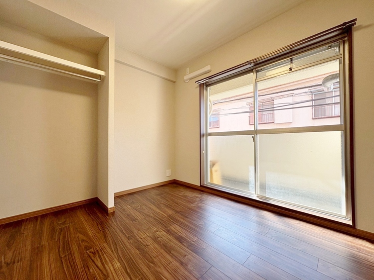 寝室 ベッドも十分に設置するスペースがあります。