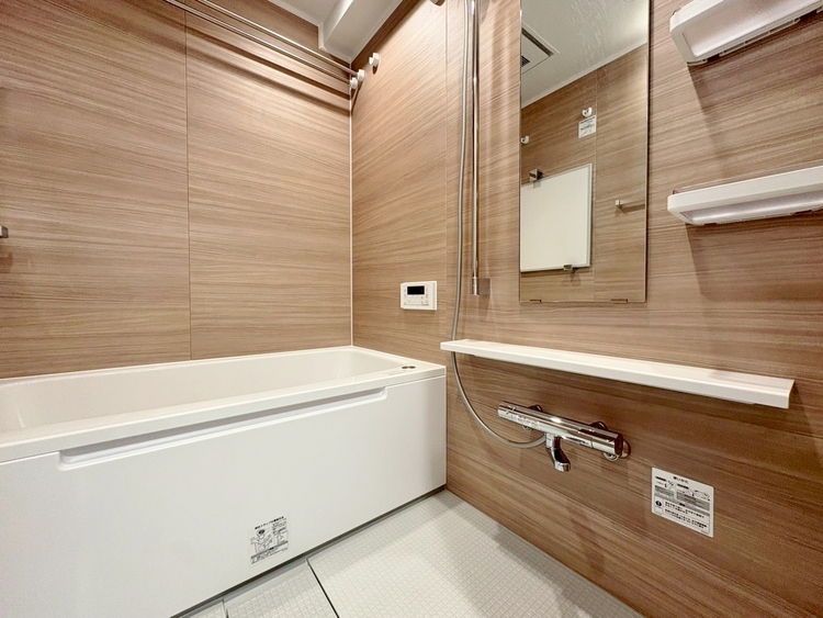 風呂 一日の疲れを癒すバスルームは、心地よいリラックスを叶える清潔感溢れる空間です。