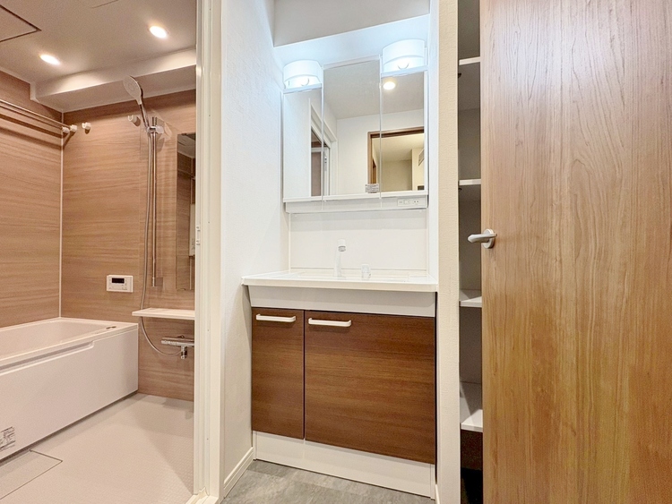 洗面 何かと物が増える場所だからこそ、スッキリと見映えの良い空間に。