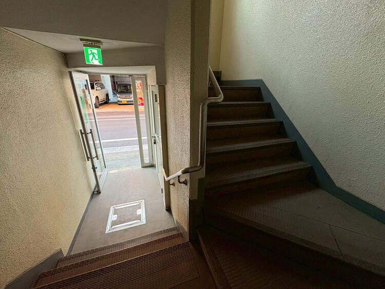 その他 落ち着いた雰囲気の階段。手すりも常設しているので、ゆったりお使いになれます。