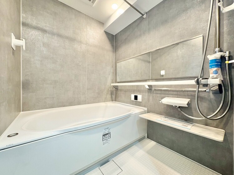 風呂 一日の疲れを癒すバスルームは、心地よいリラックスを叶える清潔感溢れる空間です。