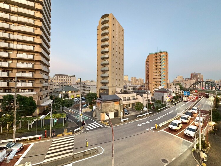 バルコニー 窓を開けると広がる青空。心をリフレッシュして日々を過ごしていきましょう。