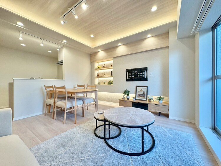 居間 忙しく過ぎゆく日常を置き去るほど、ゆったりした時間が流れるリビング。