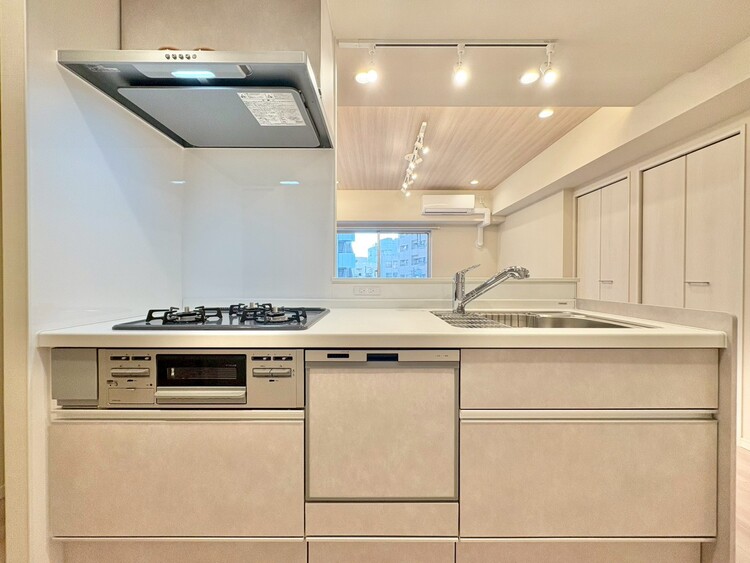 キッチン スマートな意匠と充実の機能を備えたキッチンが、暮らしにおいしい彩りを添えます。