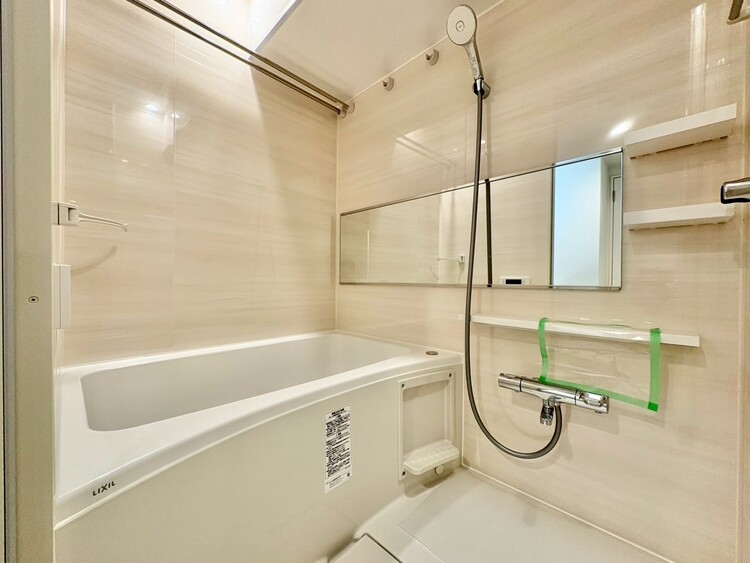 風呂 一日の疲れを癒すバスルームは、心地よいリラックスを叶える清潔感溢れる空間です。