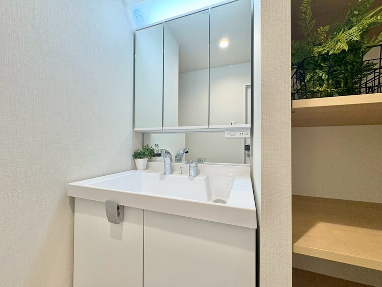 洗面 何かと物が増える場所だからこそ、スッキリと見映えの良い空間に。