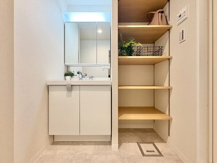 洗面 清潔感と心地よさを重視した、上質感漂うパウダールーム。