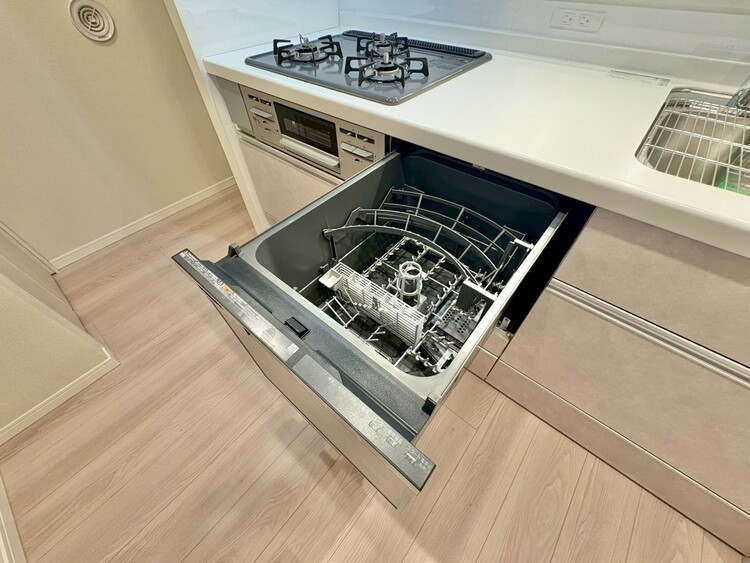 設備 家事の時短に役立つ食洗機。省スペースのビルトインタイプを採用致しました。