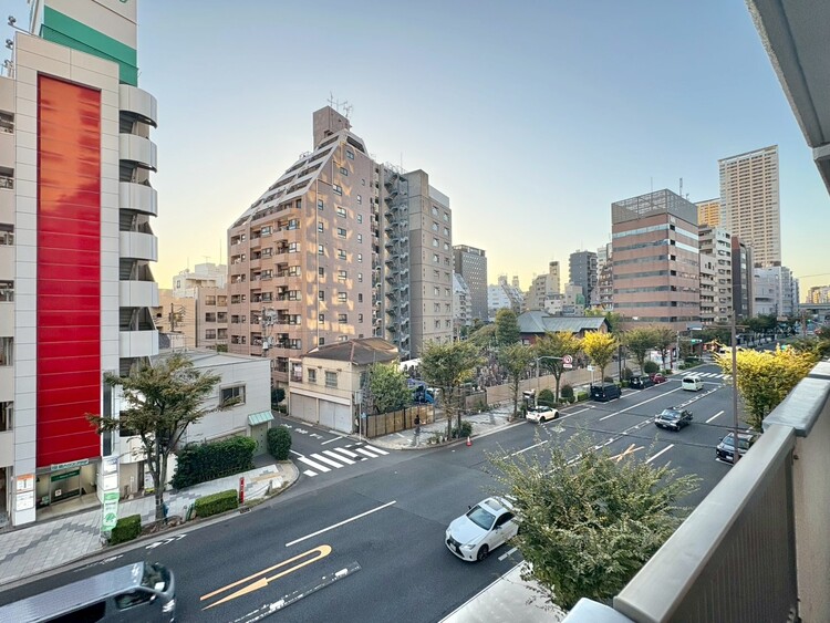 バルコニー 窓を開けると広がる青空。心をリフレッシュして日々を過ごしていきましょう。