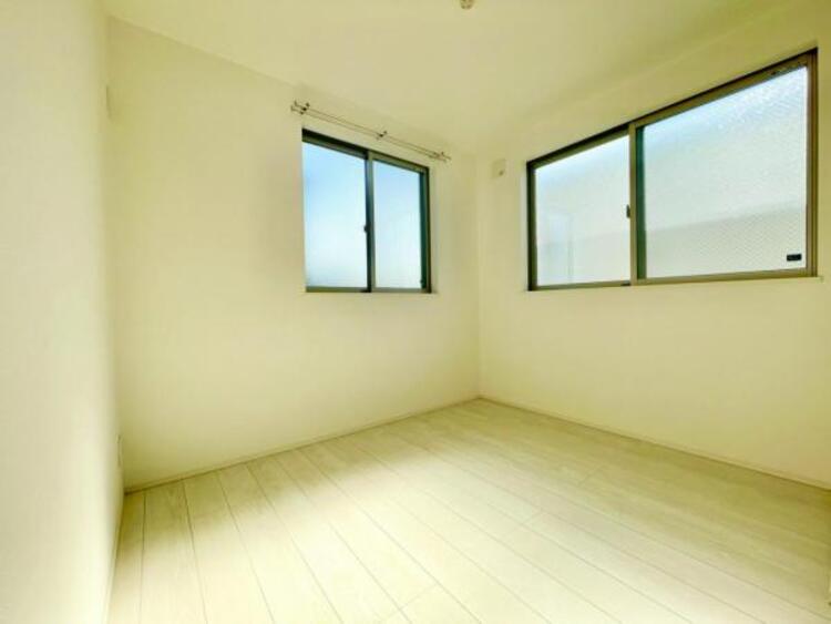 内装 窓からたっぷりと陽光が注がれる明るい空間。時を忘れて過ごす場所として過ごせるお部屋にクローゼットをご用意。快適なプライベート空間となっています。