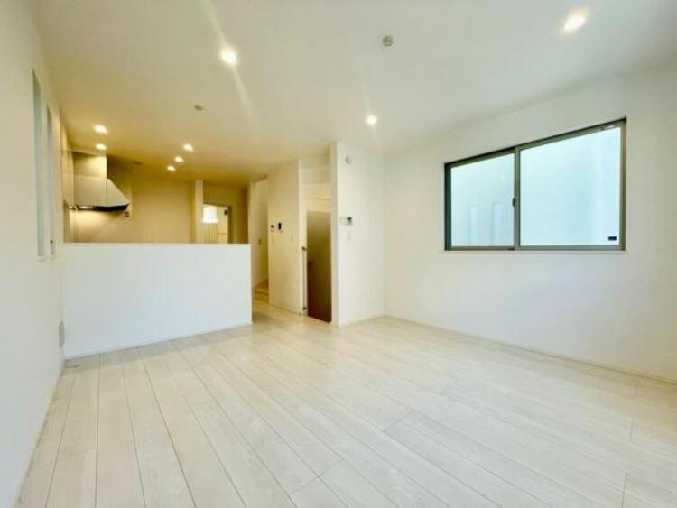 居間 ここにはみんなが集い、食事と楽しい会話が始まる。話に夢中になりすぎて、ついつい時を忘れ夜半過ぎになってしまう。そんな束の間の幸せを感じさせてくれる場所です。