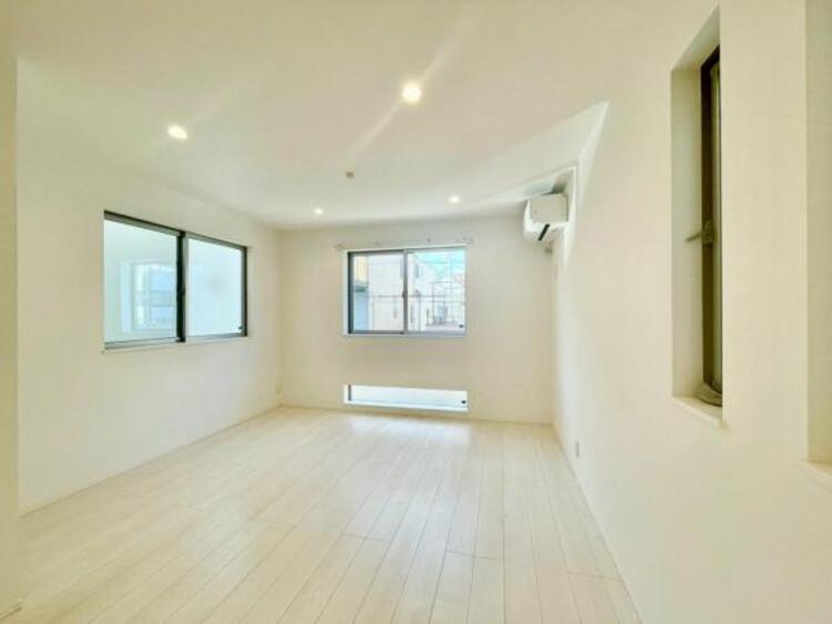 居間 家族はもちろん友人たちもリラックス。仲間を呼び寄せる風通しの良い家。光と風が通るお部屋で充実した毎日を。