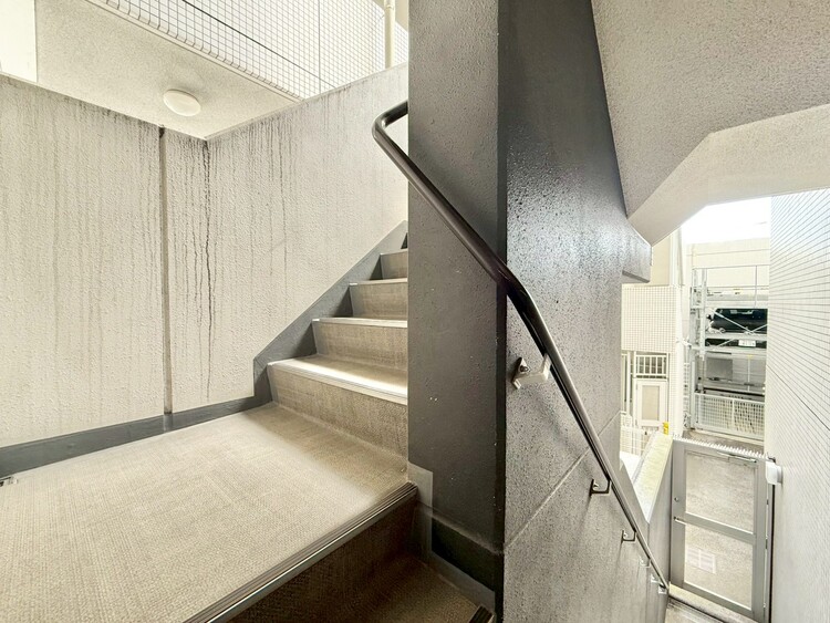 その他 共用部の階段です。明るく清潔に管理されています。