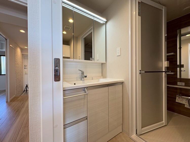 その他 清潔感を感じられる洗面化粧台。