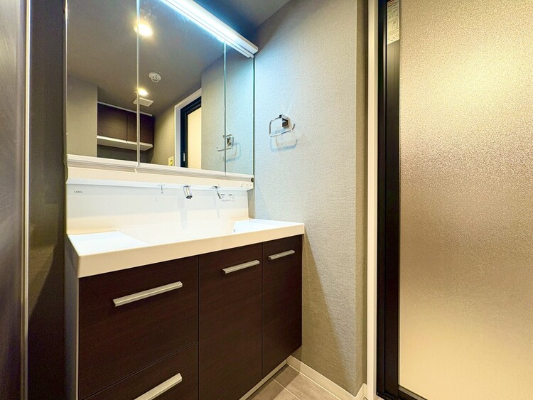 その他 清潔感を感じられる洗面化粧台。