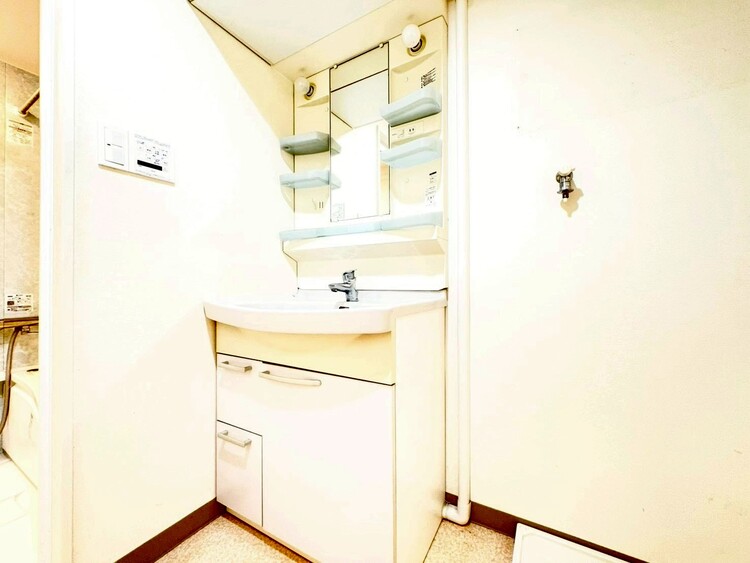 その他 清潔感を感じられる洗面化粧台。